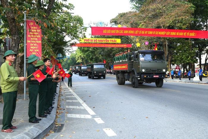 Đông đảo cựu chiến binh và nhân dân chào đón đoàn xe chở hài cốt 93 liệt sĩ di chuyển qua khu vực Quảng trường 26/3 phường Hà Giang 1, tỉnh Tuyên Quang