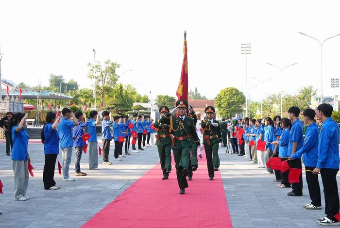 Đoàn viên thanh niên chào đón 93 hài cốt liệt sĩ về Nghĩa trang liệt sĩ Quốc gia Vị Xuyên