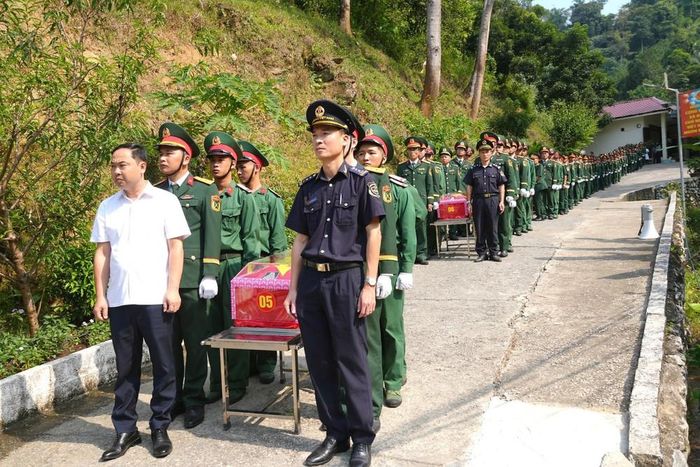 Lãnh đạo các đơn vị và đoàn tiêu binh chuẩn bị đưa 93 hài cốt liệt sĩ rời Nhà quàn Đội Tìm kiếm, quy tập hài cốt liệt sĩ tại thôn Giang Nam, xã Thanh Thủy, tỉnh Tuyên Quang về Nghĩa trang liệt sĩ Quốc gia Vị Xuyên