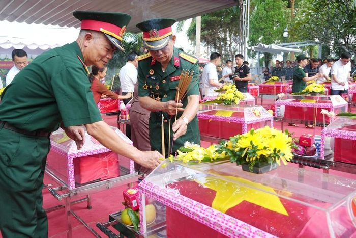 Những người lính năm xưa thắp hương trước linh cữu đồng đội tại Nghĩa trang liệt sĩ Quốc gia Vị Xuyên