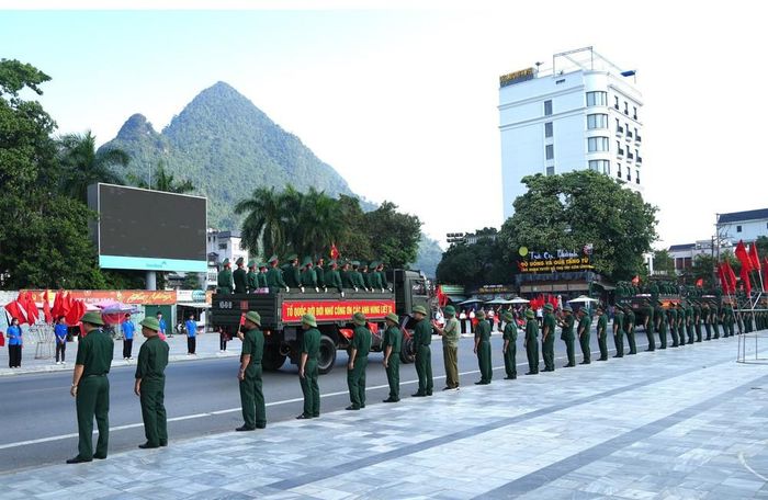 Đoàn xe chở hài cốt 93 liệt sĩ di chuyển qua khu vực Quảng trường 26/3 phường Hà Giang 1, tỉnh Tuyên Quang