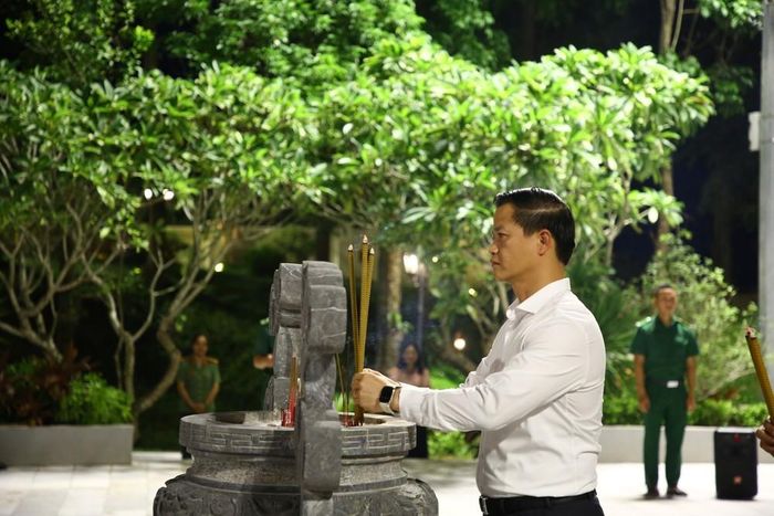 Bí thư Tỉnh uỷ Quảng Trị Vương Quốc Tuấn dâng hương tưởng niệm các Anh hung liệt sĩ tại Di tích lịch sử quốc gia “Bến phà II Long Đại - Nơi hy sinh của 16 thanh niên xung phong (tháng 9/1972)”