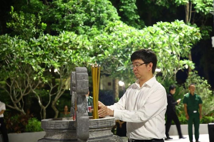 Chủ tịch UBND tỉnh Quảng Trị Bùi Hoàng Phương dâng hương tưởng niệm các Anh hung liệt sĩ tại Di tích lịch sử quốc gia “Bến phà II Long Đại - Nơi hy sinh của 16 thanh niên xung phong (tháng 9/1972)”