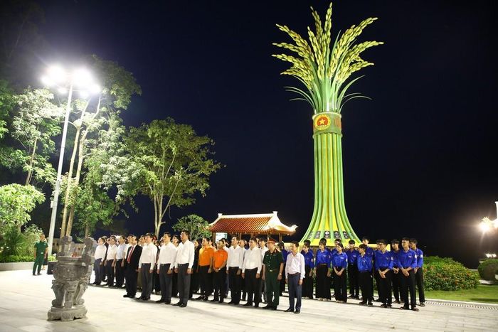 Các đại biểu dâng hương tưởng niệm các Anh hùng Liệt sĩ tại Di tích lịch sử quốc gia “Bến phà II Long Đại - Nơi hy sinh của 16 thanh niên xung phong (tháng 9/1972)”