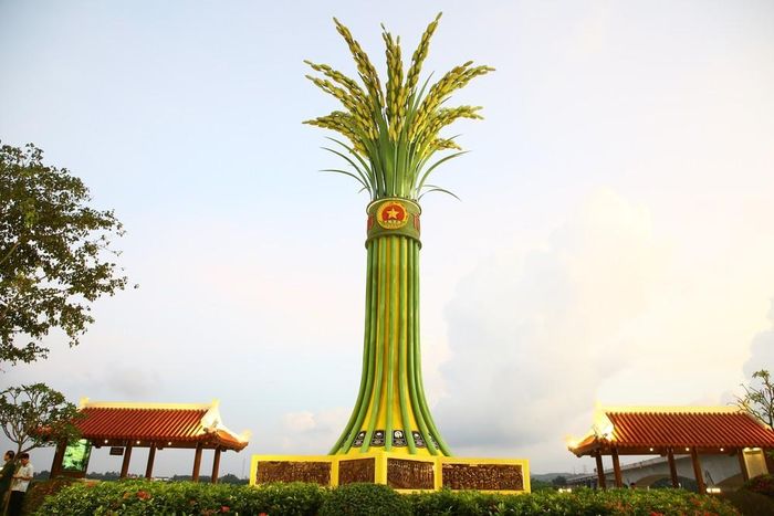 Hình ảnh biểu tượng bó lúa với 16 bông lúa tại Di tích lịch sử quốc gia Bến phà II Long Đại