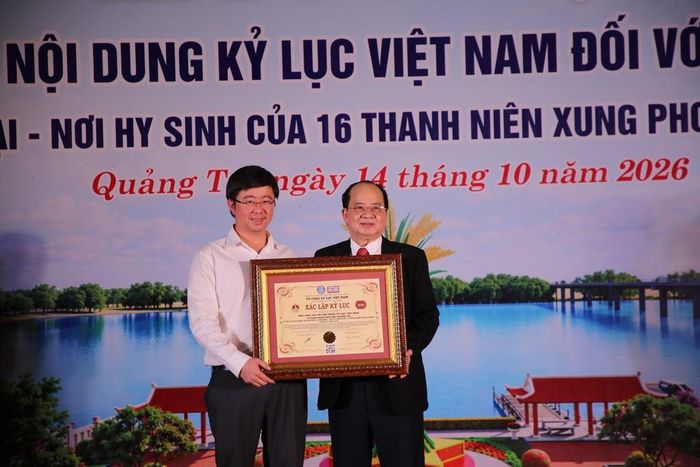 Trao trao Bằng tôn vinh giá trị nội dung kỷ lục Việt Nam đối với biểu tượng bó lúa với 16 bông lúa tại Di tích lịch sử quốc gia Bến phà II Long Đại
