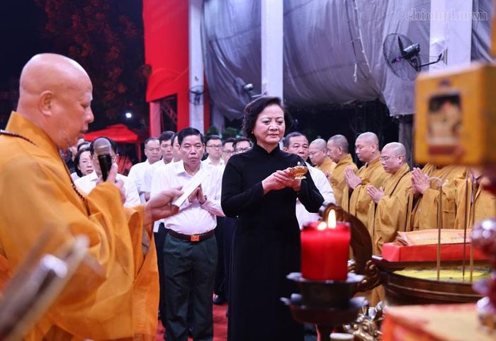 Nghi thức cầu nguyện thể hiện lòng thành kính, biết ơn đối với những người đã hy sinh vì Tổ quốc - Ảnh: chinhphu.vn/Thu Giang