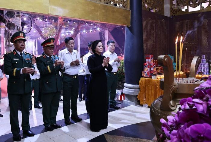 Phó Thủ tướng Phạm Thị Thanh Trà thắp hương tại Nhà tưởng niệm - Ảnh: chinhphu.vn/Thu Giang
