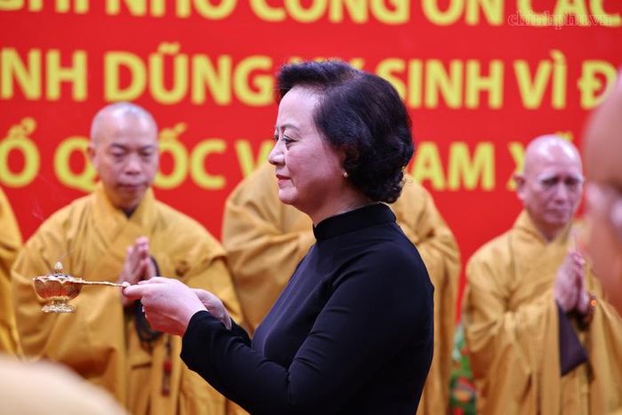 Nghi thức cầu nguyện được thực hiện trước Lễ viếng, truy điệu và an táng do Ban Trị sự Giáo hội Phật giáo Việt Nam TPHCM tổ chức - Ảnh: chinhphu.vn/Thu Giang