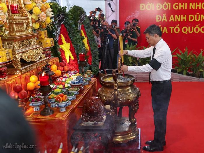Thủ tướng Chính phủ Lê Minh Hưng thắp hương viếng các anh hùng liệt sĩ tại buổi lễ - Ảnh: chinhphu.vn/Nhật Bắc