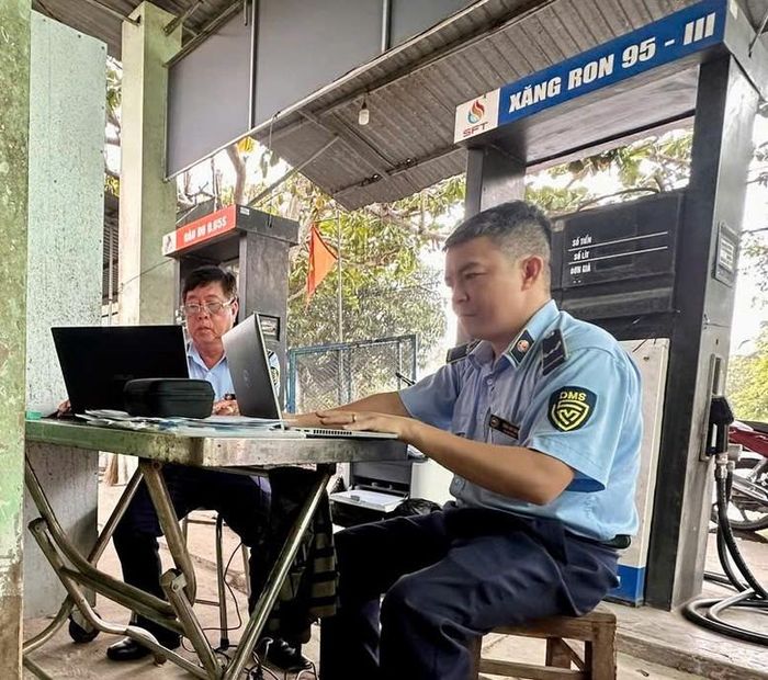 Đội Quản lý thị trường số 7, Chi cục QLTT tỉnh Đồng Tháp tiến hành kiểm tra công ty