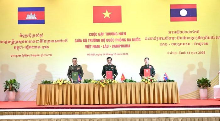Phó Thủ tướng Chính phủ, Bộ trưởng Bộ Quốc phòng ba nước ký Biên bản Cuộc gặp - Ảnh: chinhphu.vn/Diệu Anh