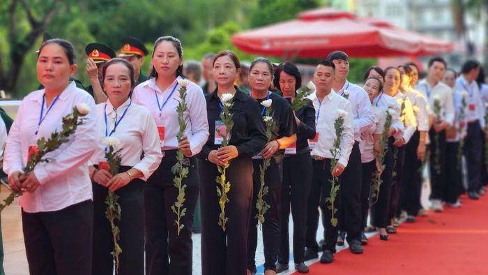 Đông đảo người dân xếp hàng chờ vào viếng các Anh hùng liệt sĩ tại Công viên Lê Thị Riêng.