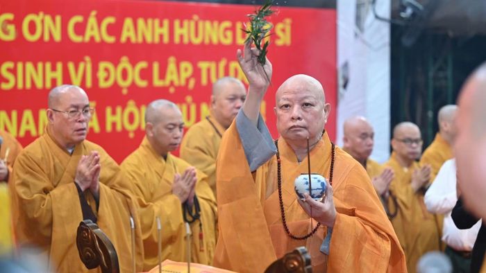 Giáo hội Phật giáo Việt Nam Thành phố Hồ Chí Minh thực hiện nghi thức cầu nguyện.