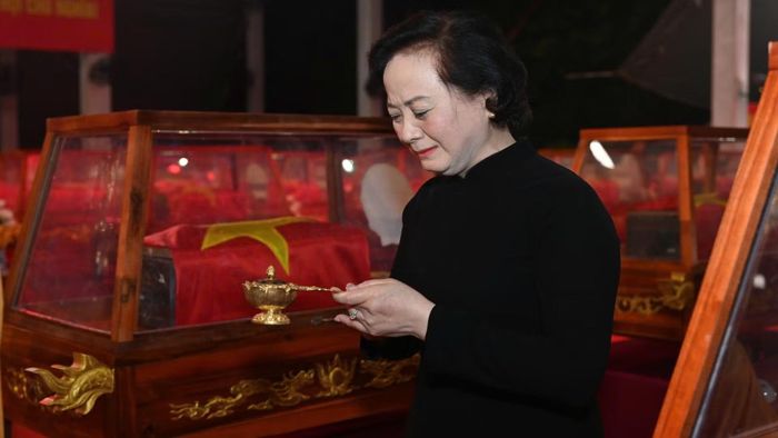 Phó Thủ tướng Phạm Thị Thanh Trà xúc động thực hiện nghi thức cầu nguyện.