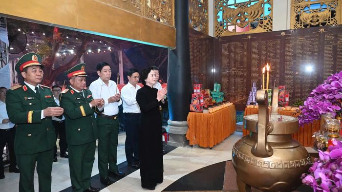 Phó Thủ tướng Phạm Thị Thanh Trà dự nghi thức cầu nguyện các Anh hùng liệt sĩ tại Công viên Lê Thị Riêng. (Ảnh: THẾ ANH)