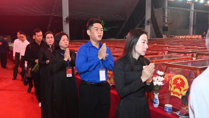 Đại biểu tham gia nghi thức cầu nguyện trước anh linh các liệt sĩ.