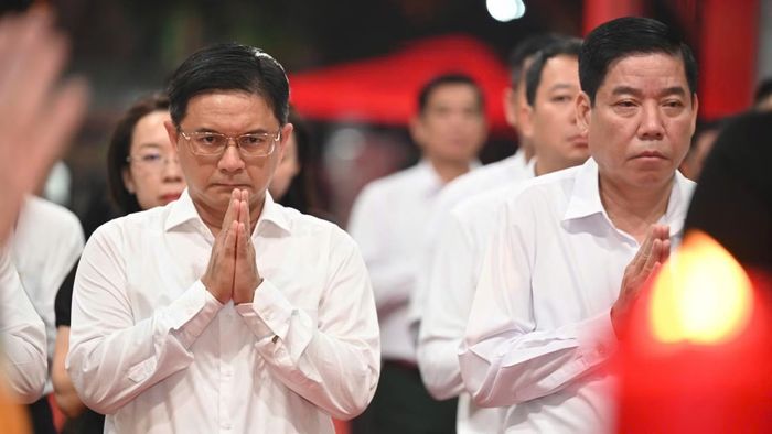 Lãnh đạo Ban chỉ đạo 515 quốc gia và Thành phố Hồ Chí Minh thực hiện nghi thức cầu nguyện.