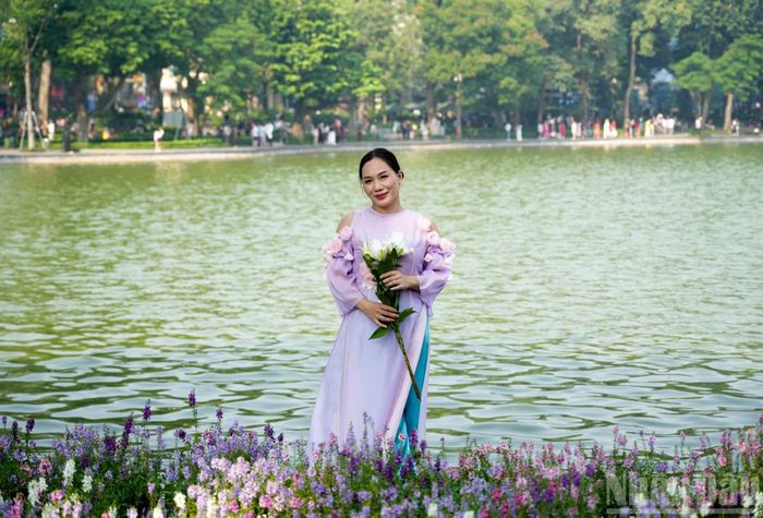 Dạo hồ dịp cuối tuần, chị Thanh Lan (phường Kim Liên) quyết định dừng chân chụp ảnh lưu niệm cùng con trai khi bắt gặp thảm hoa rực rỡ. Chị chia sẻ, sự kết hợp giữa sắc hoa và cảnh sắc hồ Gươm tạo nên vẻ đẹp ấn tượng, tôn thêm nét lãng mạn, nên thơ của Hà Nội trong những ngày thu.