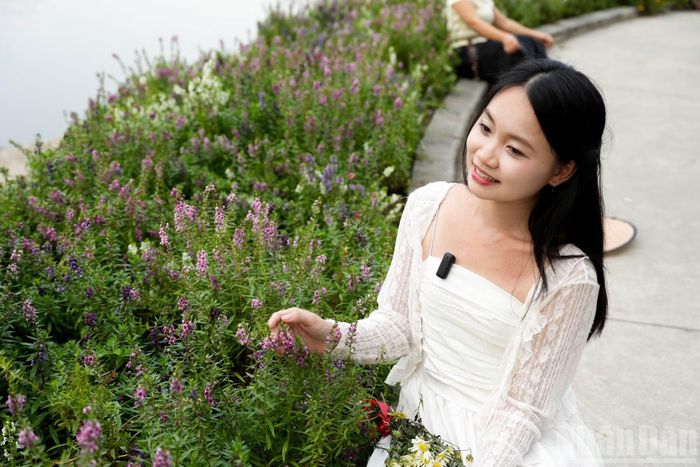 Bạn Trang Nhung (phường Nghĩa Đô) bày tỏ vui mừng khi các công viên ở Hà Nội ngày càng được chăm chút với những loài hoa thay đổi theo mùa, mang đến cho người dân cơ hội thưởng thức vẻ đẹp đa dạng của thiên nhiên.