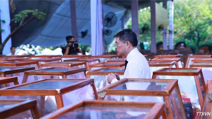  Thủ tướng Lê Minh Hưng dự Lễ viếng, Lễ truy điệu 731 hài cốt liệt sĩ được tìm kiếm, quy tập tại Công viên văn hóa Lê Thị Riêng﻿, phường Hòa Hưng, Thành phố Hồ Chí Minh. (Ảnh: Dương Giang/TTXVN) 