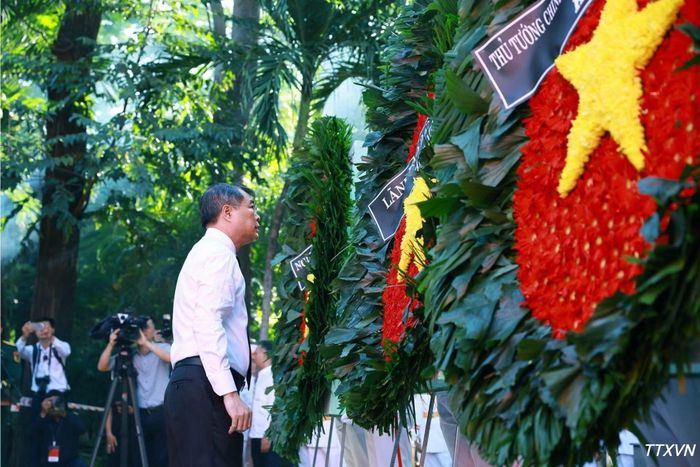 Thủ tướng Lê Minh Hưng dâng hoa, dâng hương tại Tượng đài cố Tổng Bí thư Trần Phú. (Ảnh: Dương Giang/TTXVN)
