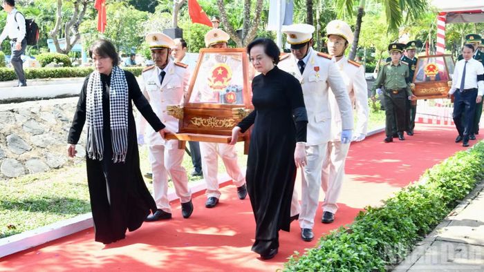 Nguyên Chủ tịch Quốc hội Nguyễn Thị Kim Ngân và Phó Thủ tướng Chính phủ Phạm Thị Thanh Trà thực hiện nghi thức di chuyển hài cốt liệt sĩ vào vị trí thực hiện nghi thức an táng tại Nghĩa trang Liệt sĩ Thành phố Hồ Chí Minh. (Ảnh: THANH GIANG)