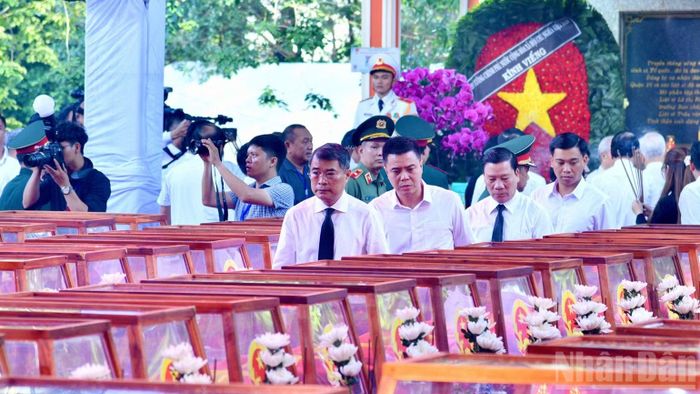 Thủ tướng Chính phủ Lê Minh Hưng vào viếng các Anh hùng liệt sĩ đã anh dũng hy sinh vì độc lập, tự do của Tổ quốc. (Ảnh: THANH GIANG)