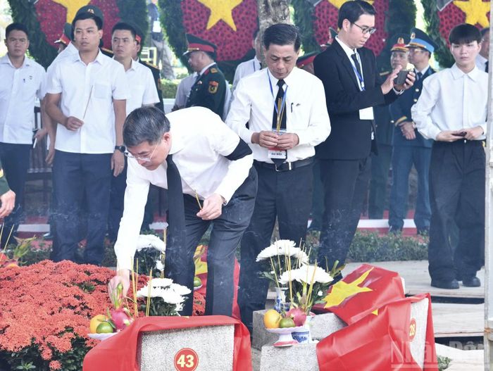 Thủ tướng Lê Minh Hưng thắp hương tại phần mộ các Anh hùng liệt sĩ. (Ảnh: THANH GIANG)