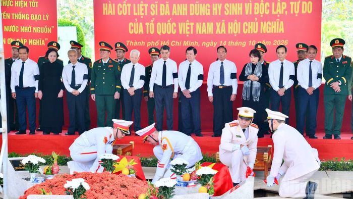 Thực hiện nghi thức hạ huyệt. (Ảnh: THANH GIANG)