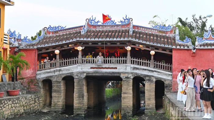 Du khách tham quan Chùa Cầu, phố cổ Hội An.