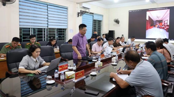 Tổ công tác đặc biệt của tỉnh Cao Bằng, lãnh đạo phường Tân Giang đối thoại, giải đáp kiến nghị của người dân. (Ảnh: Phường Tân Giang)