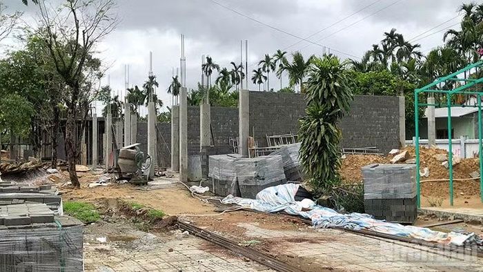 Dự án xây mới phòng học Trường tiểu học Trần Huỳnh ở xã Tiên Phước đang khẩn trương thi công hoàn thành. (Ảnh: ĐỖ VẠN)