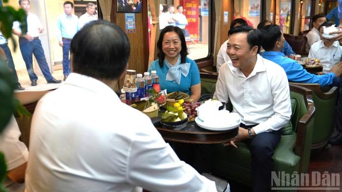 Lãnh đạo Tổng Liên đoàn Lao động Việt Nam và lãnh đạo Tập đoàn Đường sắt quốc gia Việt Nam tham gia đoàn tàu PL1 đi thăm, động viên y, bác sĩ, người lao động Bệnh viện Bạch Mai và Việt Đức - cơ sở 2 tại Ninh Bình. (Ảnh: NHẬT MINH)