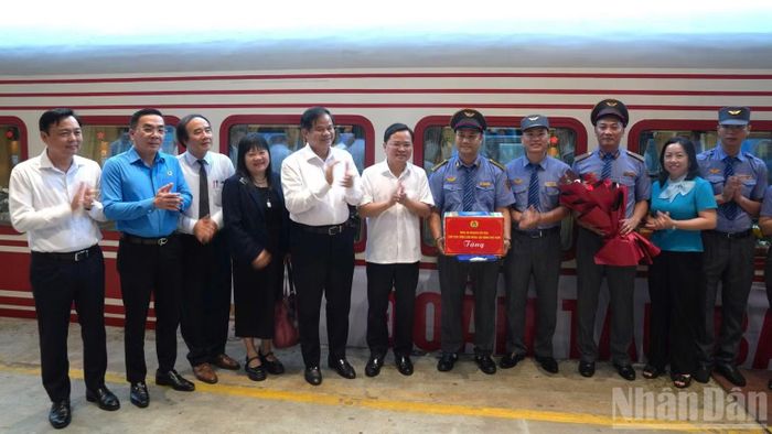 Chủ tịch Tổng Liên đoàn Lao động Việt Nam Nguyễn Anh Tuấn tặng quà động viên tổ tàu. (Ảnh: NHẬT MINH)