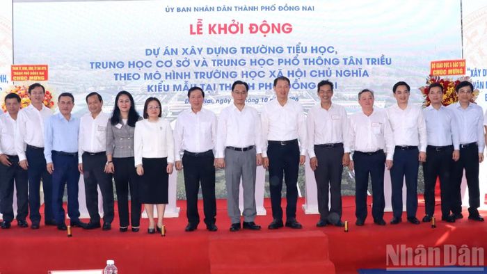 Bộ trưởng Giáo dục và Đào tạo Hoàng Minh Sơn, Bí thư Thành ủy Đồng Nai Vũ Hồng Văn và các đại biểu tham dự buổi lễ. (Ảnh: THIÊN VƯƠNG)