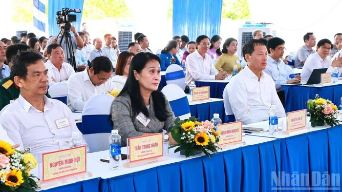 Các đại biểu tham dự buổi lễ. (Ảnh: THIÊN VƯƠNG)