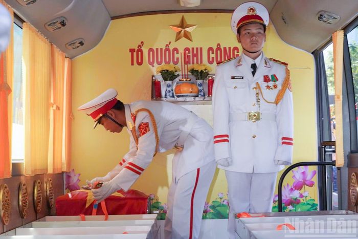 Nghi thức đưa hài cốt các liệt sĩ về nơi an nghỉ.