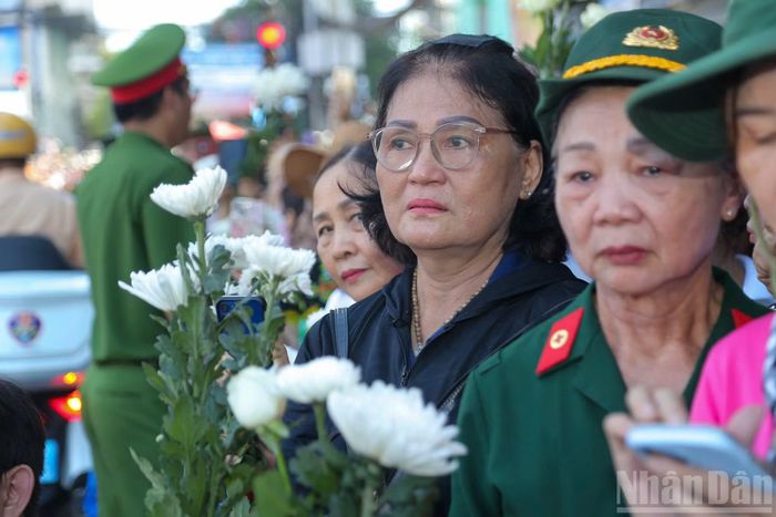 Tình cảm của người dân Thành phố Hồ Chí Minh hướng về các Anh hùng liệt sĩ, thể hiện lòng biết ơn sâu sắc đối với những người đã hy sinh vì Tổ quốc.