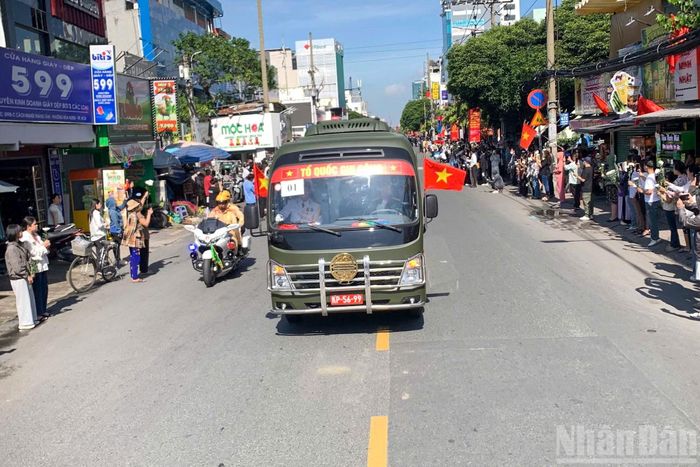 Giữa lòng Thành phố, hàng nghìn người cùng hướng về những người đã hiến dâng tuổi thanh xuân vì độc lập, tự do của Tổ quốc. Sau bao năm nằm lại, các liệt sĩ được đưa về nơi an nghỉ trong lòng biết ơn sâu sắc của Đảng bộ, chính quyền và nhân dân Thành phố Hồ Chí Minh.