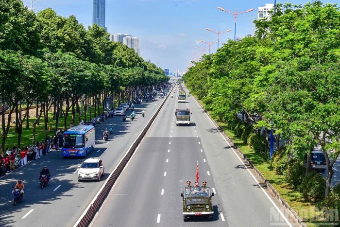 Người dân tiễn đưa các Anh hùng liệt sĩ trên đường Võ Nguyên Giáp.