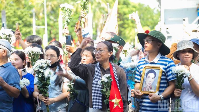 Người dân thành kính tiễn đưa các Anh hùng liệt sĩ trước Công viên Lê Thị Riêng