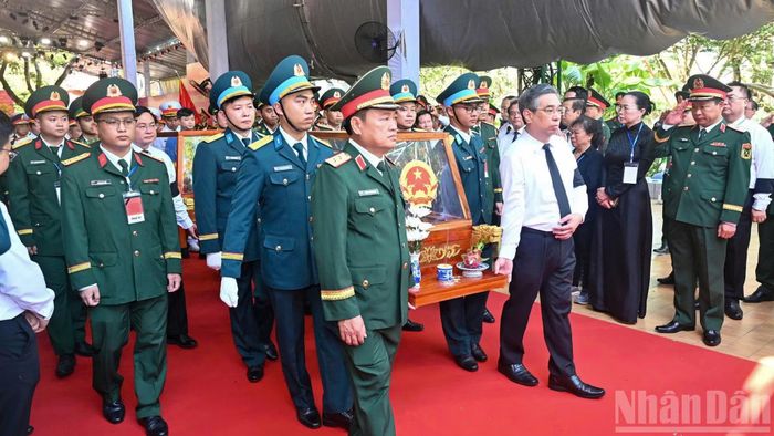 Trang trọng đưa các hài cốt liệt sĩ rời Công viên Lê Thị Riêng sau lễ truy điệu.