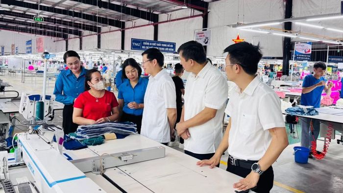 Lãnh đạo tỉnh Thái Nguyên nắm tình hình sản xuất tại các doanh nghiệp trên địa bàn. (Ảnh: TUẤN SƠN)
