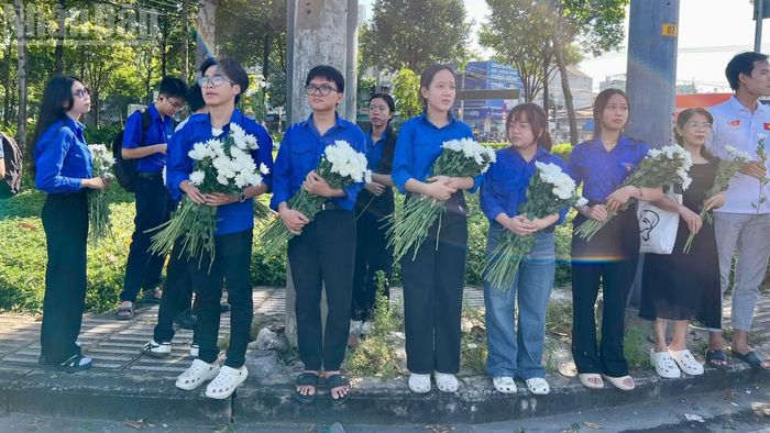 Thế hệ trẻ chờ hai bên tuyến Xa lộ Hà Nội tiễn đưa các liệt sĩ.