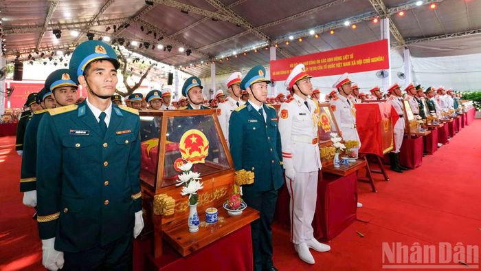 Quang cảnh lễ viếng, truy điệu và an táng hài cốt liệt sĩ tại Công viên Lê Thị Riêng.