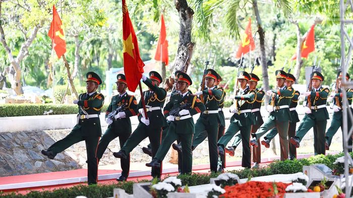 Nghi thức tại lễ an táng ở Nghĩa trang Liệt sĩ Thành phố Hồ Chí Minh.