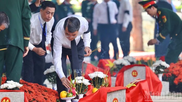 Thủ tướng Lê Minh Hưng thắp hương tại các phần mộ liệt sĩ vừa được an táng.