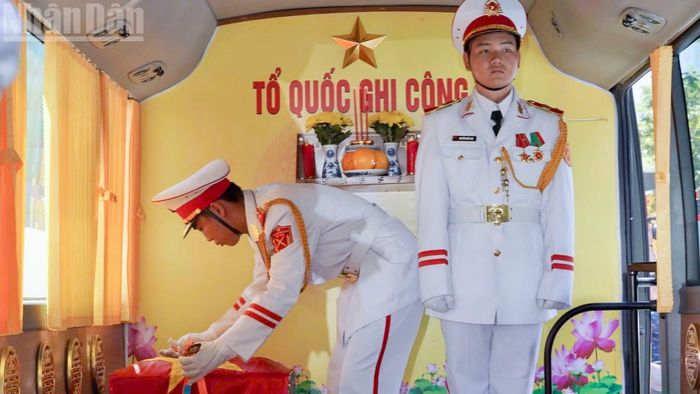Hài cốt liệt sĩ được đưa lên xe chuyên dụng.