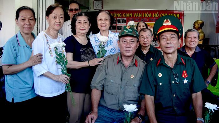 Cựu chiến binh Phan Chánh Nam (bên phải), đơn vị đặc công từng tham gia chiến trường Campuchia cùng đồng đội dự lễ viếng, truy điệu các Anh hùng liệt sĩ. Ông Nam cho hay: "Từng tham gia chiến trường khốc liệt, tôi và đồng đội may mắn còn sống trở về, sáng nay chúng tôi muốn dâng đóa hoa tiễn đưa lần cuối các đồng đội về nơi an nghỉ cuối cùng".